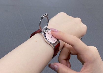 画像：セイコー触読式腕時計レディース