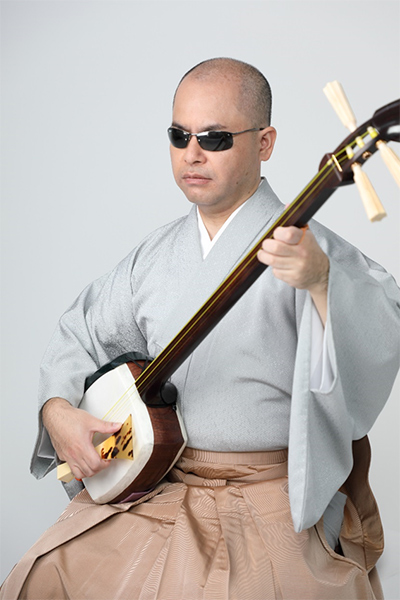 かわさき民謡ユニット　メンバーのひとり、全盲の津軽三味線奏者、踊正太郎さんの写真