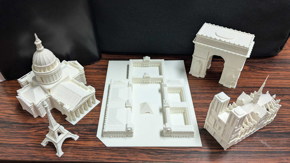 ノートルダム大聖堂、エッフェル塔、ルーヴル美術館、エトワール凱旋門、ケルン大聖堂の3D模型