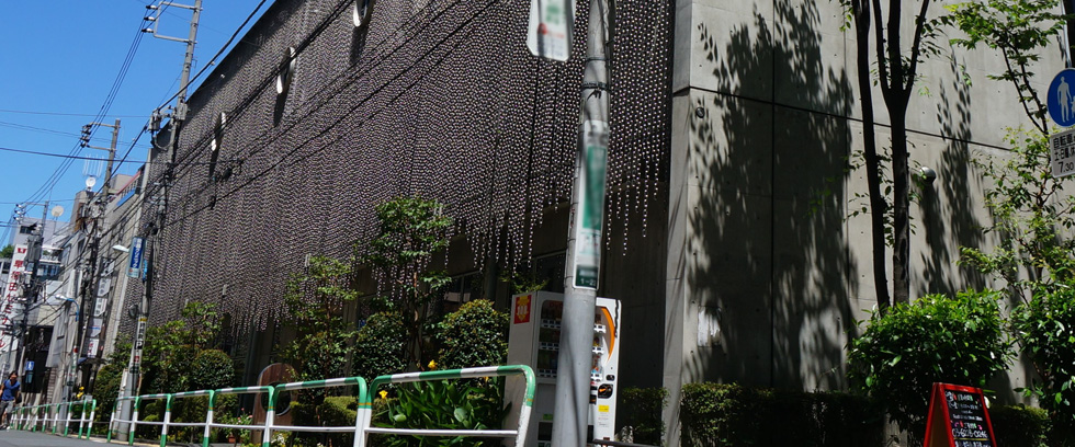 日本点字図書館の建物外観写真